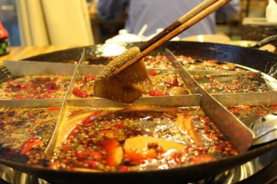 重慶火鍋底料批發(fā)之火鍋共食！