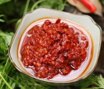重慶火鍋底料批發(fā)之酸蘿卜鵝掌火鍋的做法！