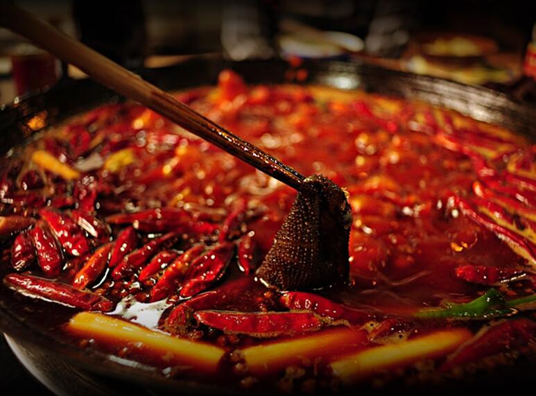重慶火鍋底料批發(fā)之高湯的熬制方法！